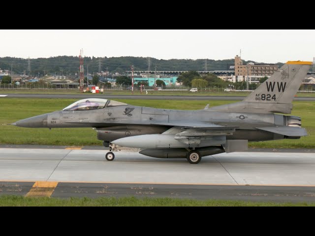 アメリカ空軍三沢基地所属の戦闘機F16ファイティングファルコン4機が