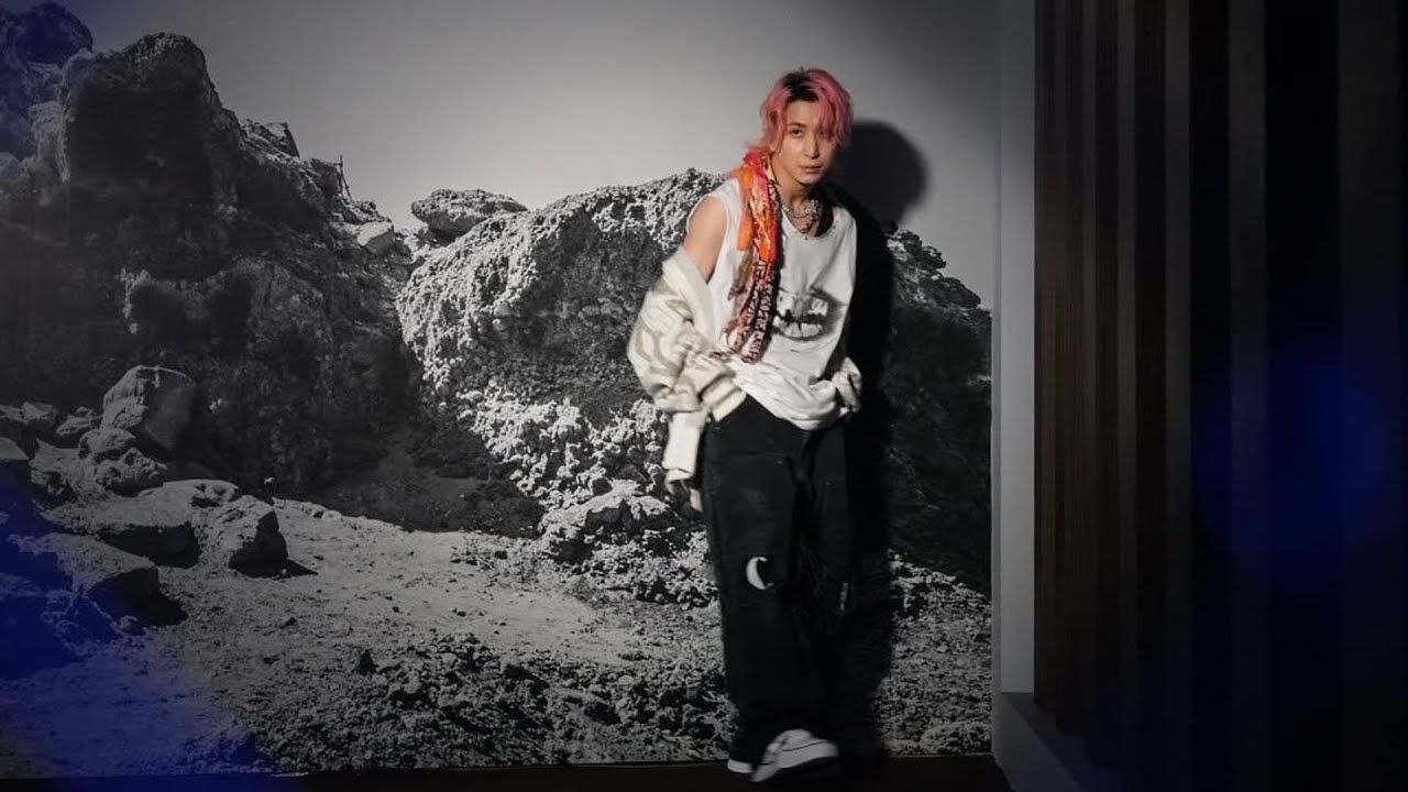 佐久間大介が“編み込みロングヘア”でフェンス越しにこちらを見下ろす