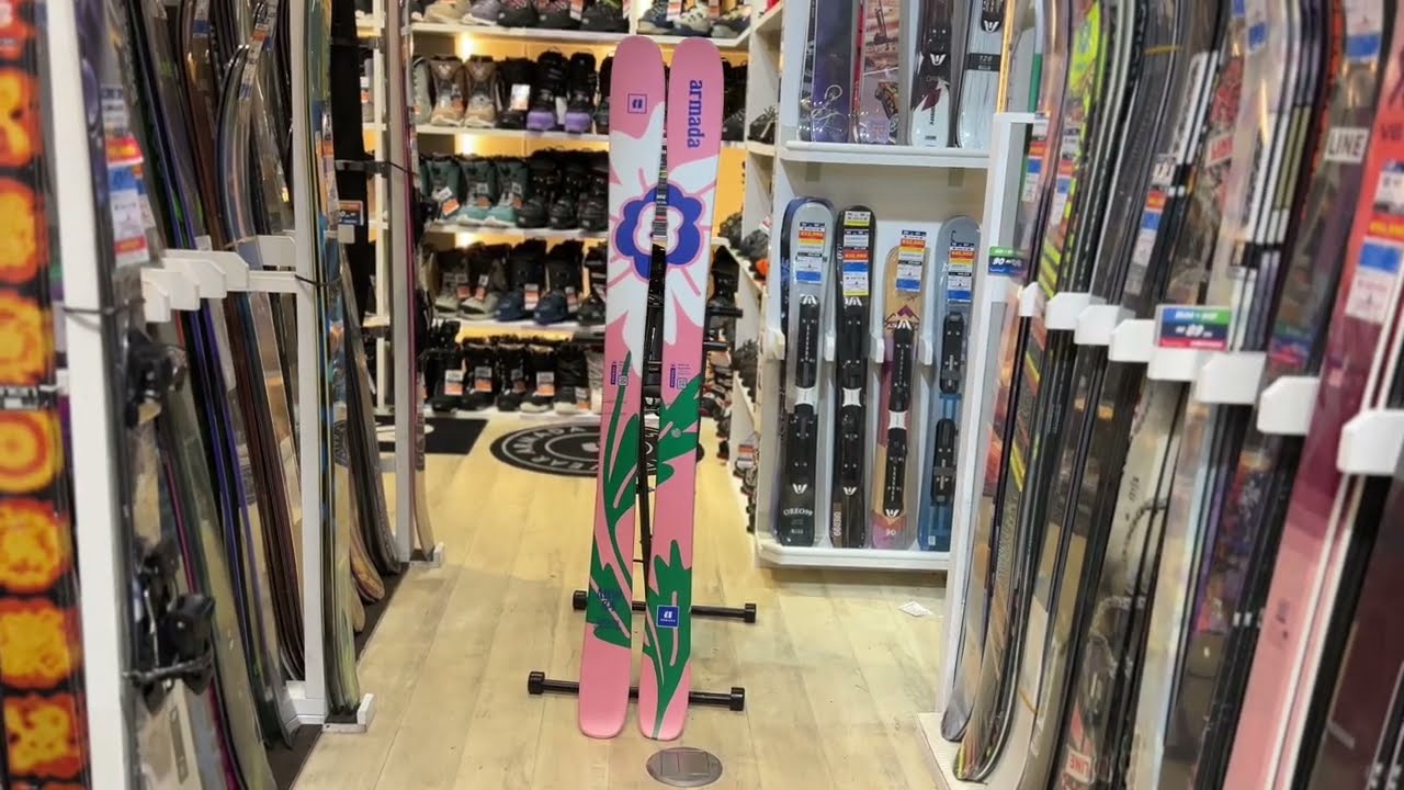 オールラウンドに楽しめるツインチップスキーのスタンダードモデル