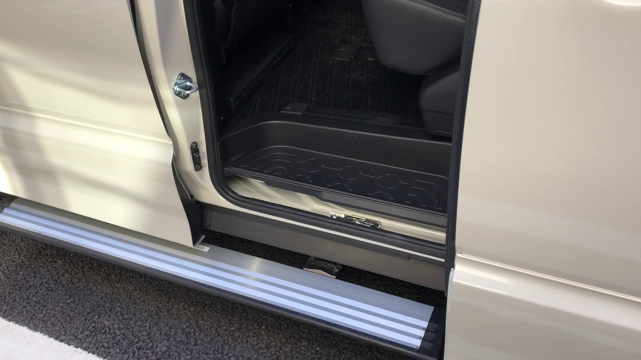 デリカD：5に採用される「電動サイドステップ（LEDステップ照明付