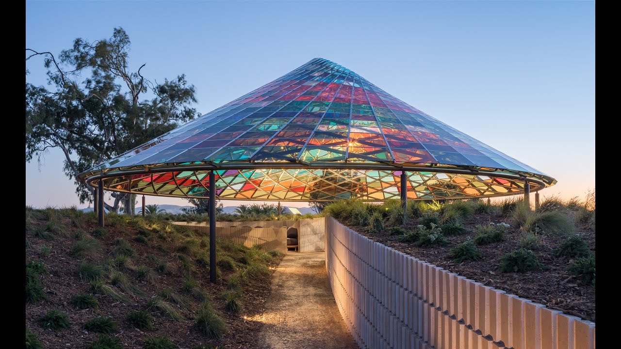 832枚のガラスが彩るステンドグラスのような屋根 | 自然とアートが