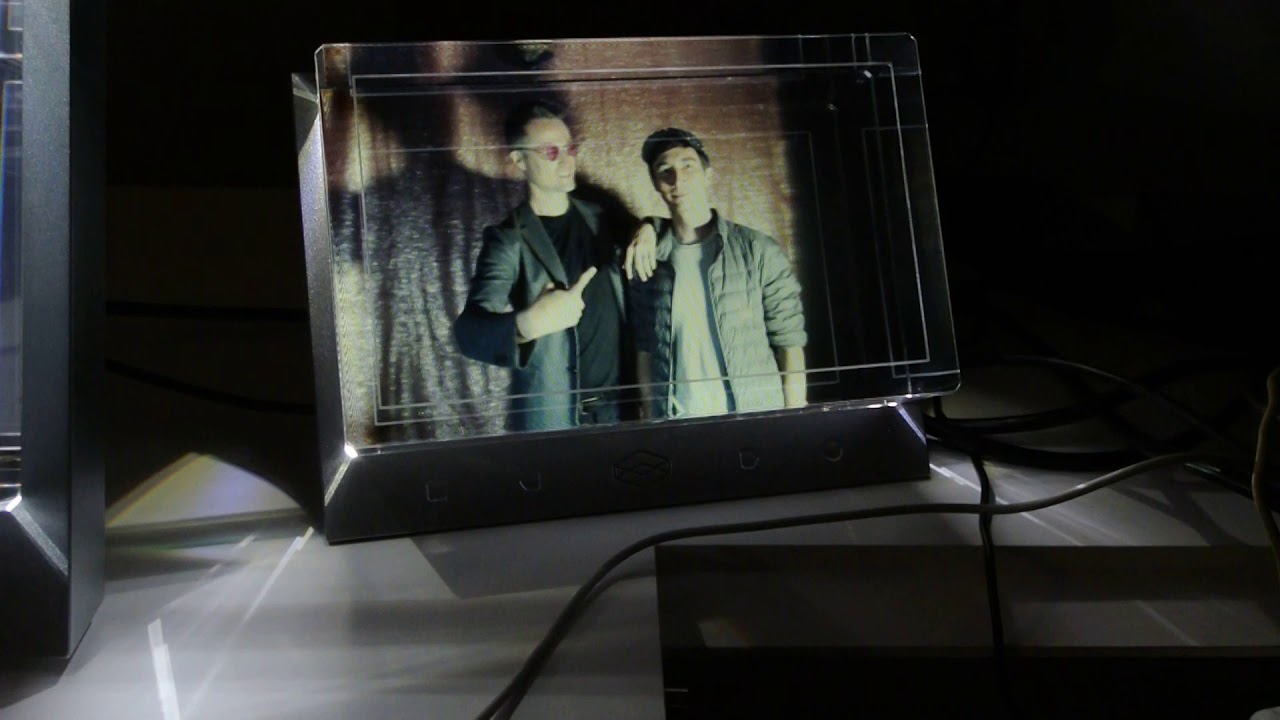 裸眼立体視ディスプレイ「Looking Glass」 - YouTube