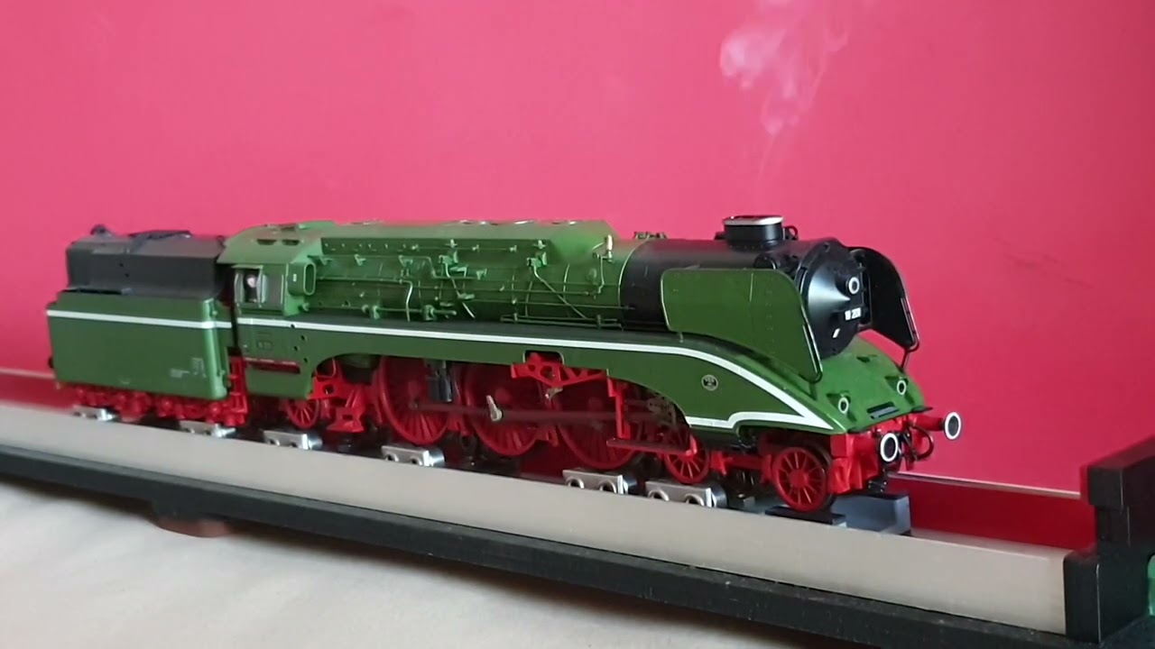 H0 Roco 63201 DB AG 18 201 Gőzmozdony - DCC + Füst - YouTube