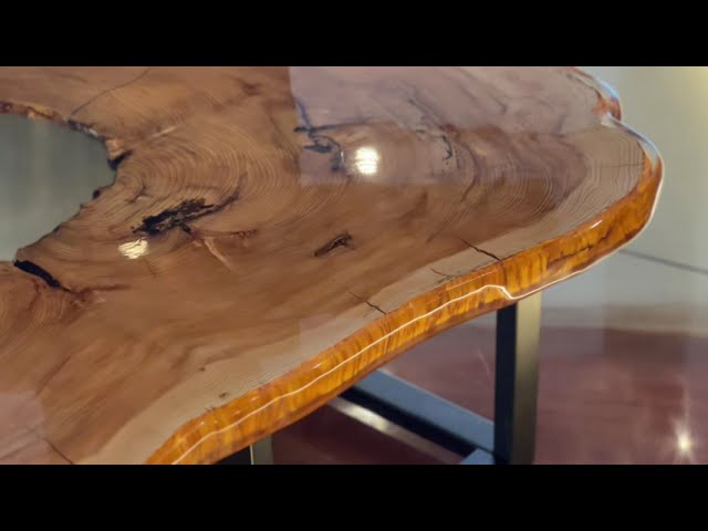 銘木屋 -MEIBOKUYA- 杉 輪切りレジンテーブル｜ 中央に残された大きな