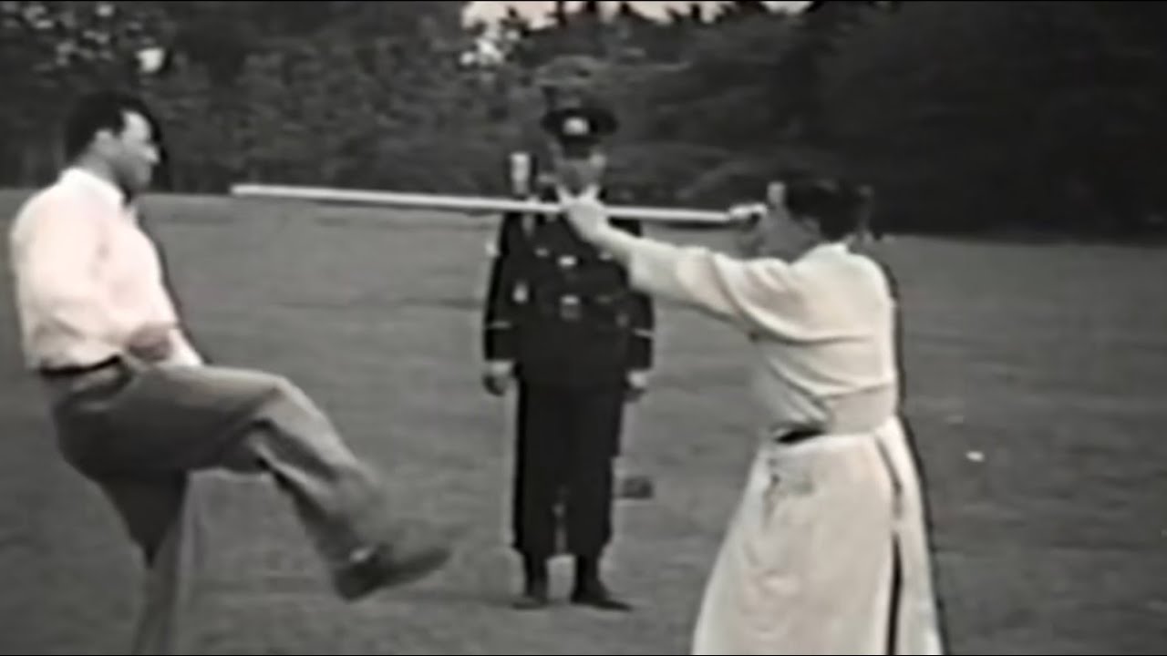 神道梦想流 杖道範士九段 清水隆次先生 警視庁指導演武映像 - YouTube