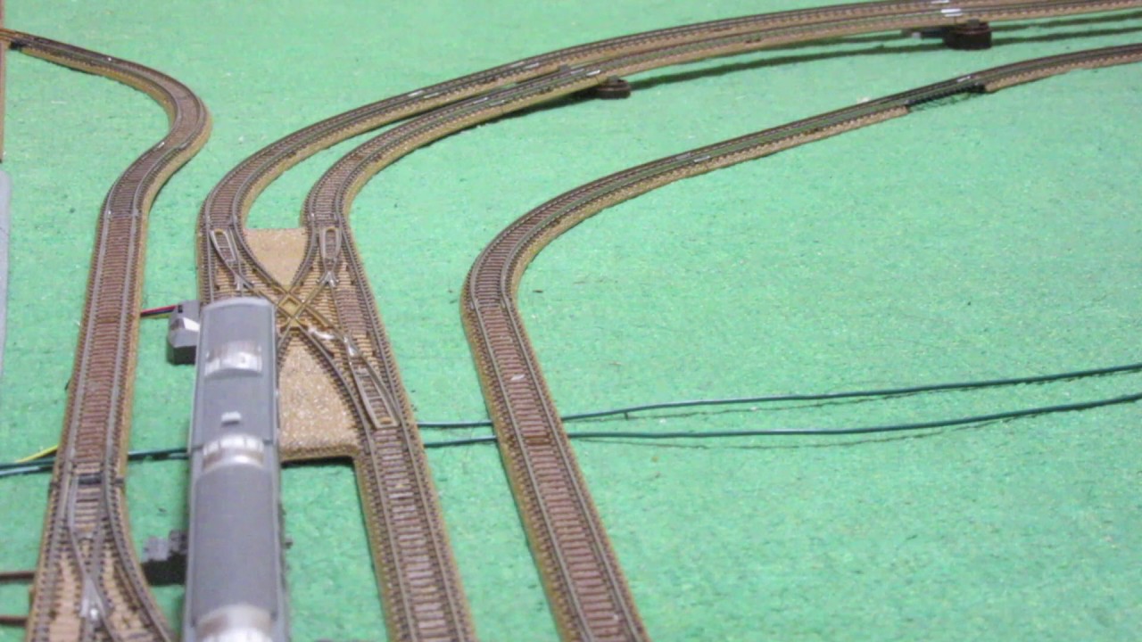 NゲージTOMIXダブルクロス(複線両渡りポイント) 列車2台で絶縁部の