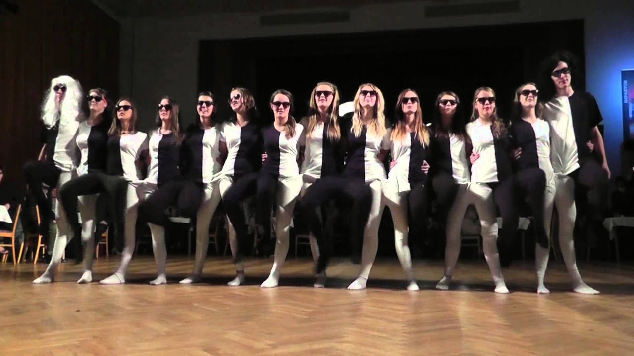 左右色の違うタイツを履いた面白い錯覚ダンス余興のやり方と衣装