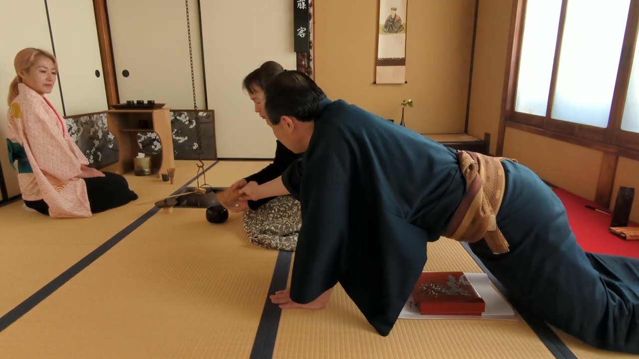 力不足先生と真面目生徒が茶カブキを楽しむ様子 中蓋を失念 説明欄に別