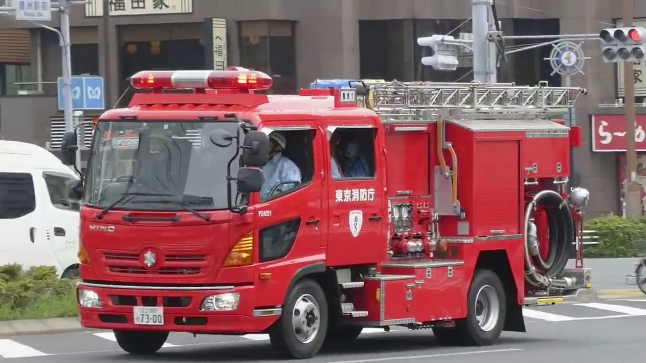 電子・モーターサイレン両方を鳴らしながら緊急走行する東消ポンプ車