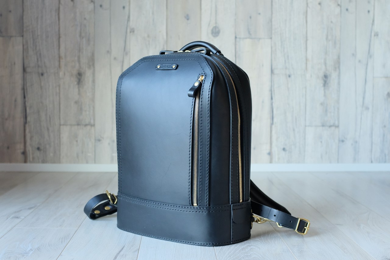悩む】ビジネスシーンで、かっこいいレザーリュックを背負いたい