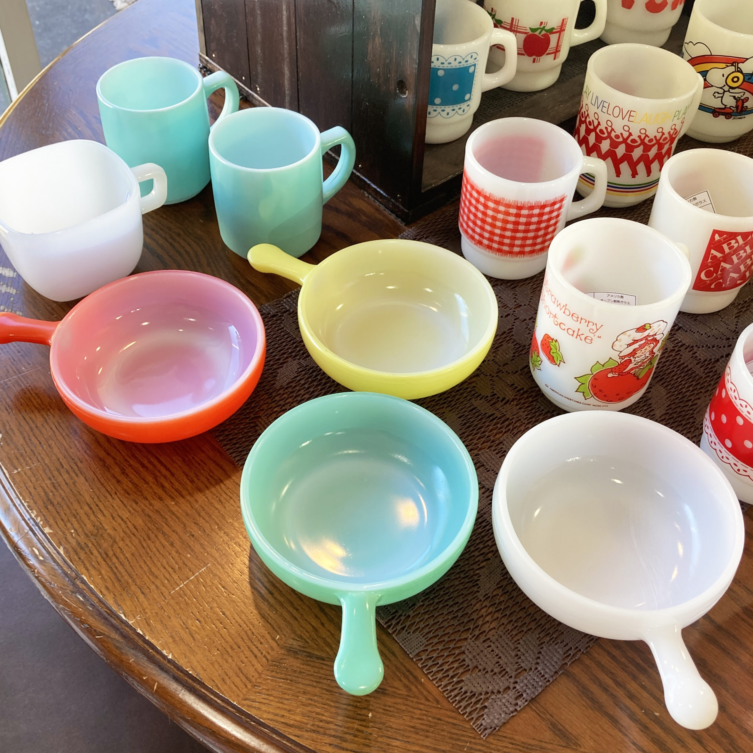 懐かしい時代の食卓を飾った「赤・黄・緑」アメリカヴィンテージの耐熱