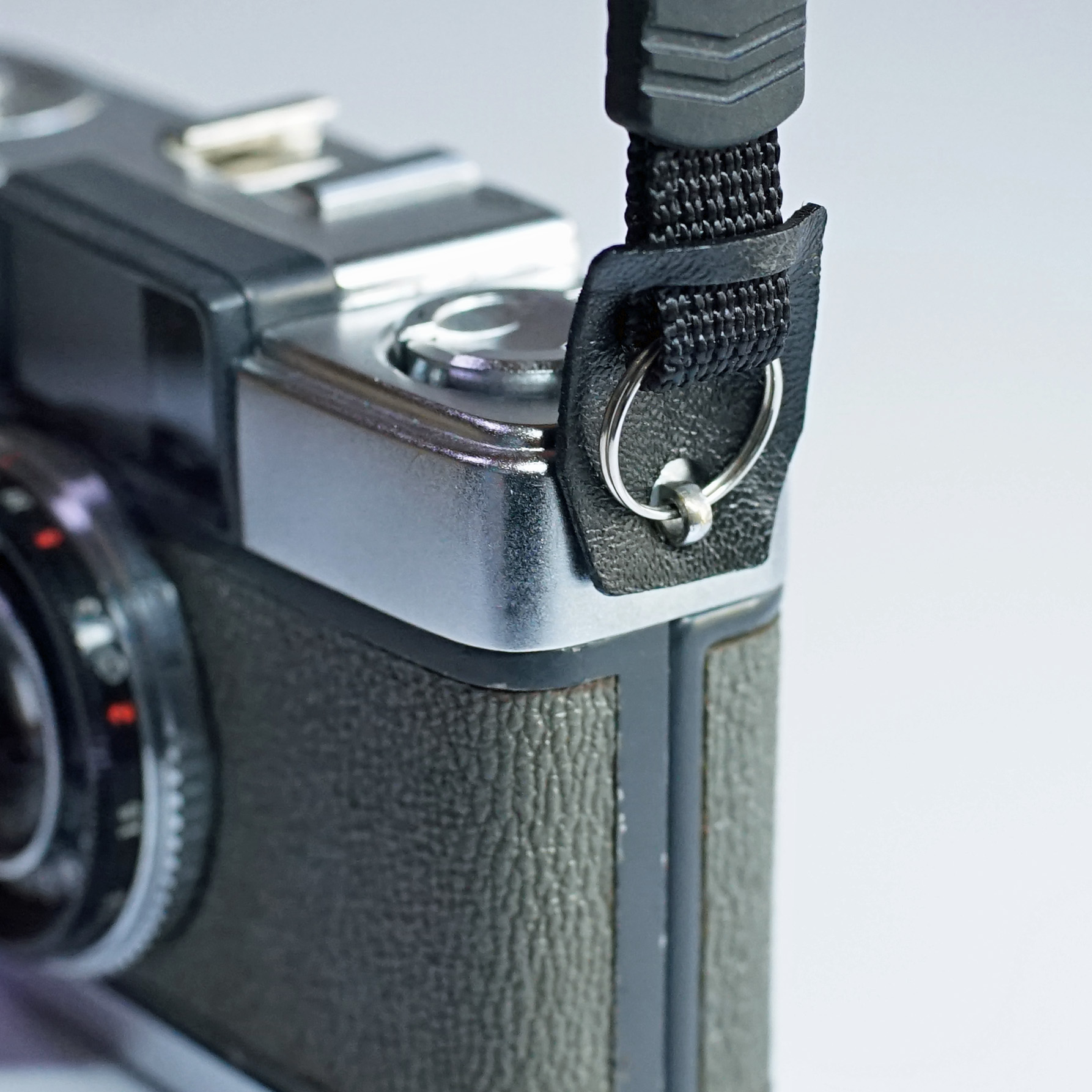 OLYMPUS PEN シリーズ用 ストラップ取付リング＋黒色リングカバー