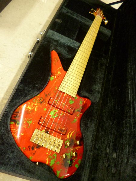 L'Arc~en~Ciel tetsuyaモデルあの6弦ベースが！！｜スタッフブログ