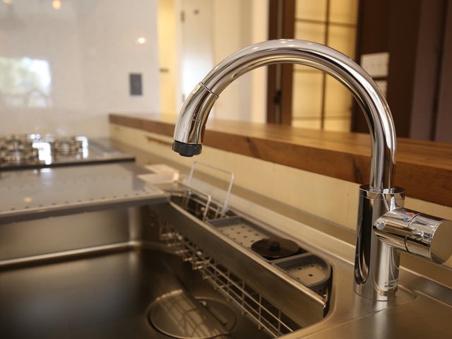 KVKの流し台用シングルレバー式シャワー付混合栓（KM708G）」 - のり