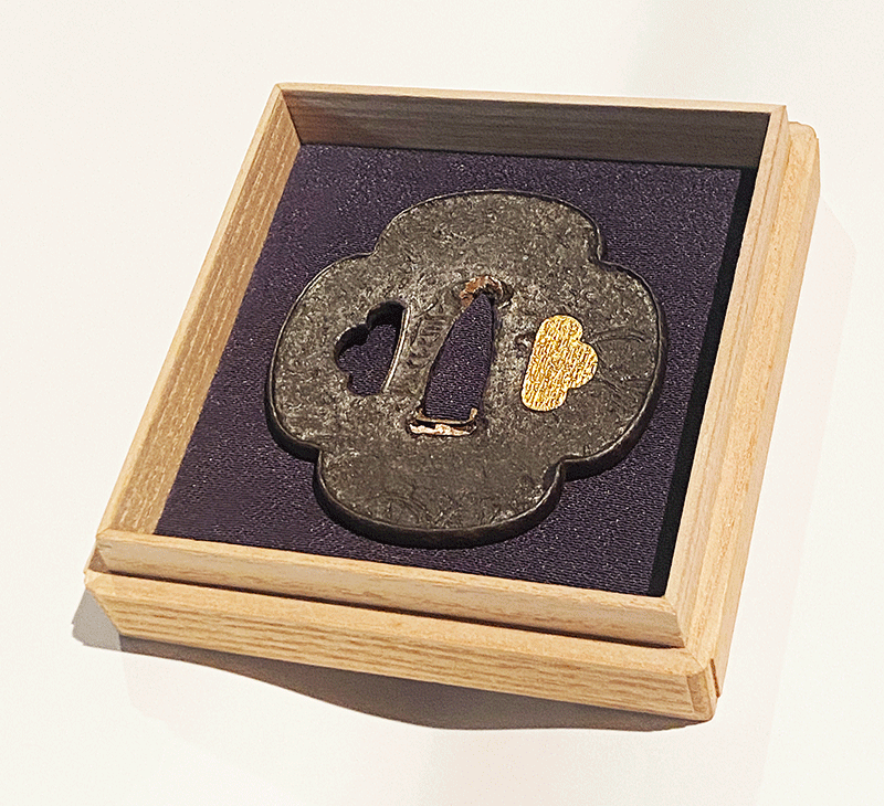 信家（放れ銘）波車に花文図鐔Nobuie Tsuba Design of Flower and