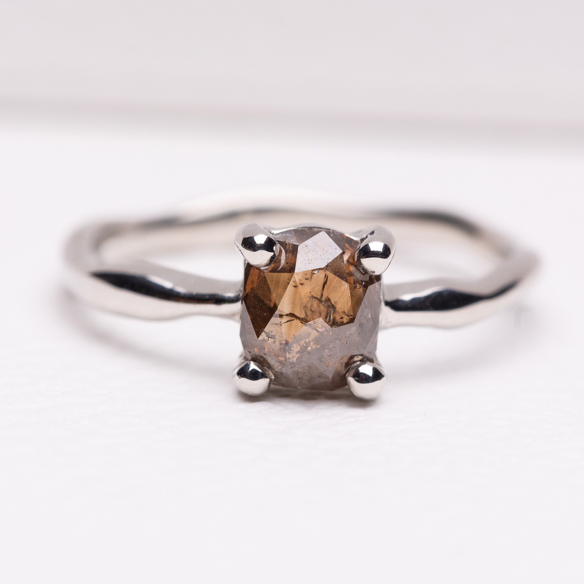 水のリング | ブラウンダイヤとプラチナ 水のリング – ileava jewelry