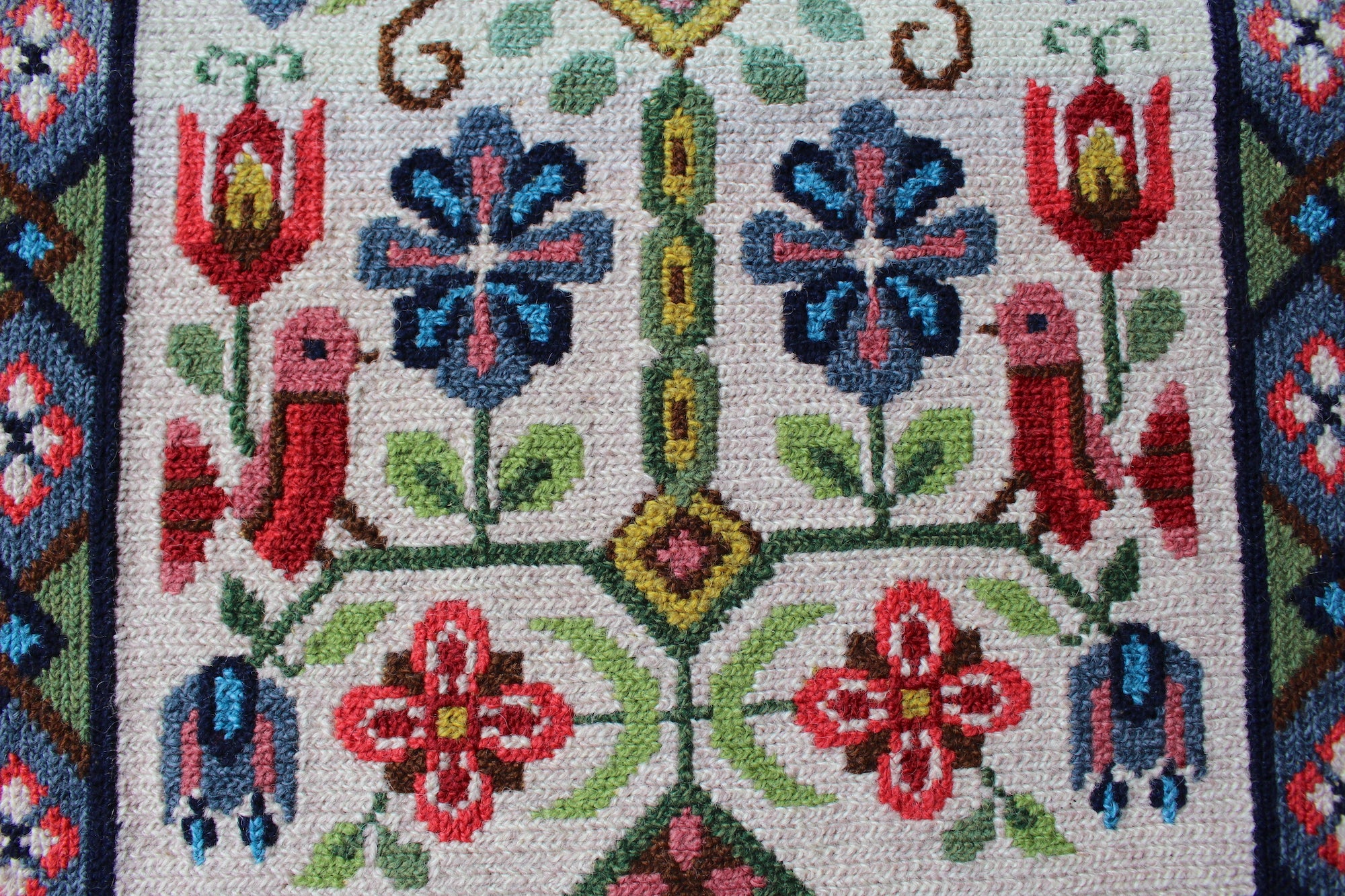 スウェーデン ツヴィスト刺繍 ヴィンテージタペストリー 鳥と花 – Imaya