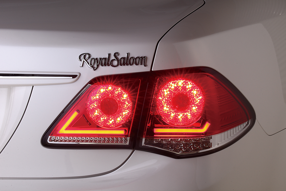トヨタ200系クラウン用4灯式フルLEDテールがナイトシーンを圧倒