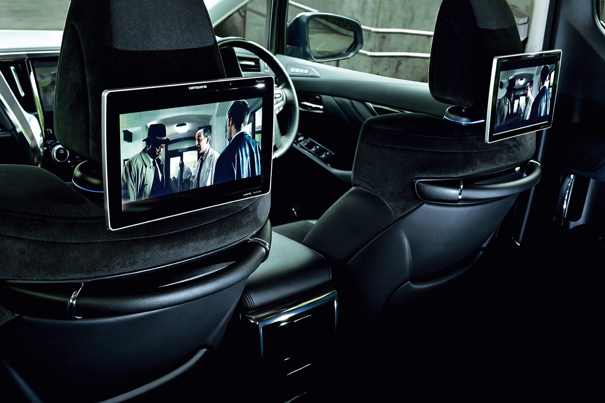 カロッツェリア」のモニターならばグリップに干渉する心配なし