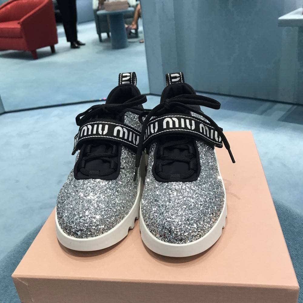 これでデートにも行けます。Miu Miuのスニーカーの恐るべき戦闘力
