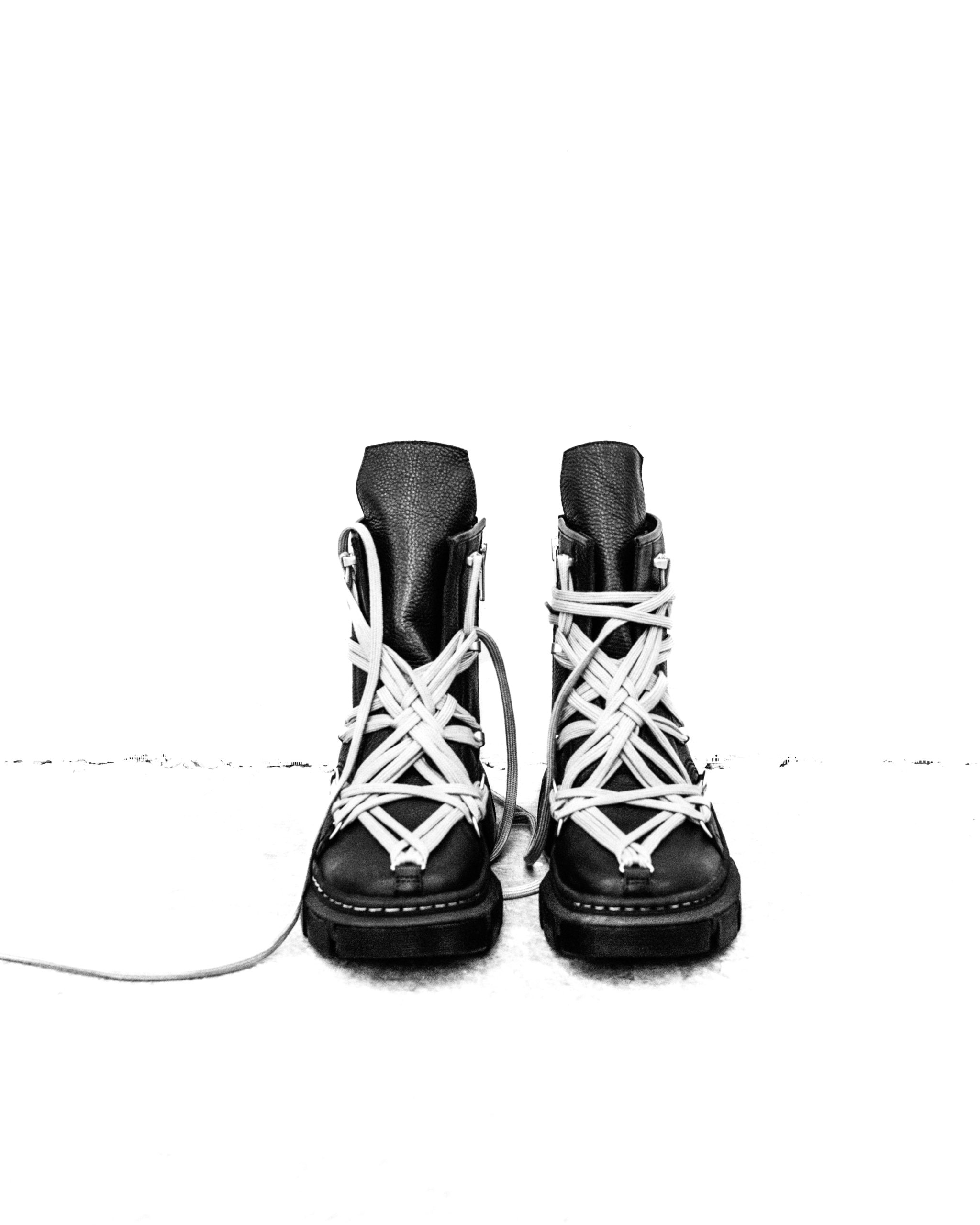 ドクターマーチン」と「リック・オウエンス」による最新コラボ 第1弾の