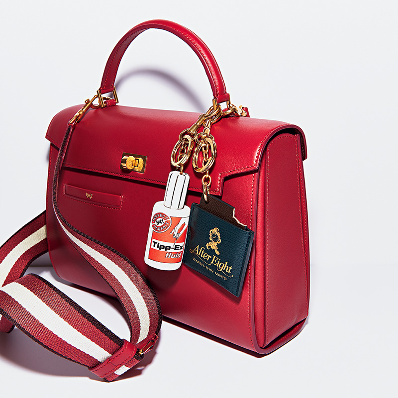 アニヤ・ハインドマーチ】新名品バッグは“チャーム盛り”でポップに持ち