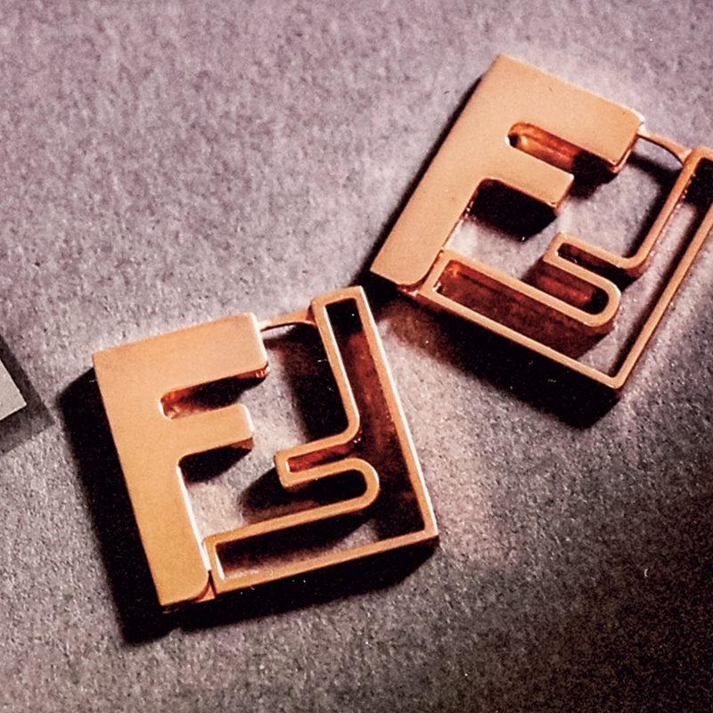 人気再燃！【フェンディ】の“ズッカ柄”にコンサバママが夢中！今注目の