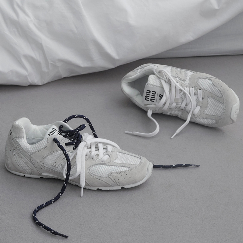 今すぐチェック【New Balance × MIU MIU】のスニーカーは履き方自在 | VERY