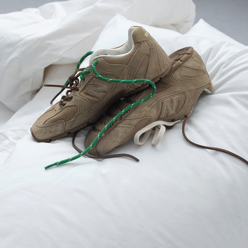 今すぐチェック【New Balance × MIU MIU】のスニーカーは履き方自在 | VERY