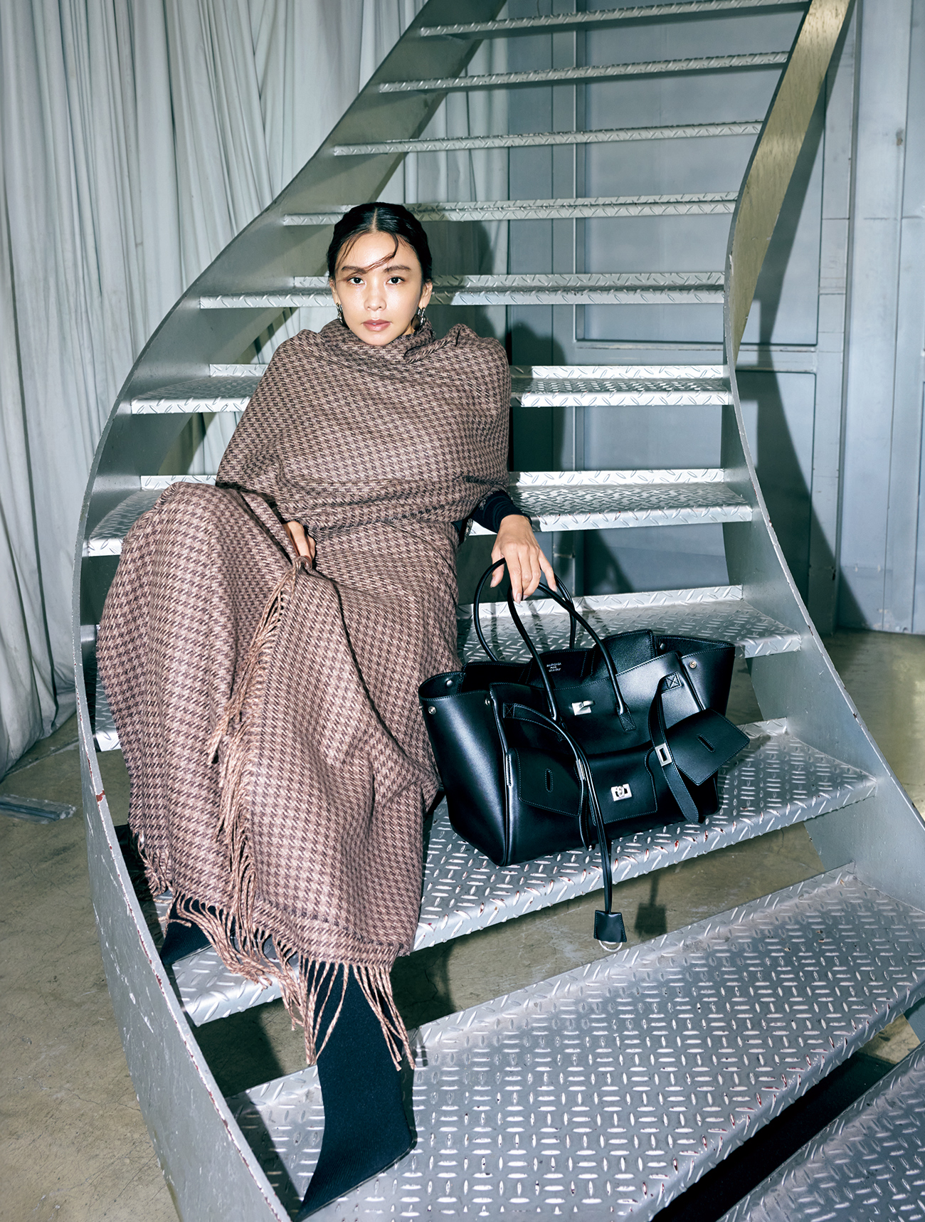 バレンシアガの知性が光る〝型破りな黒〟バッグ | VERY NaVY