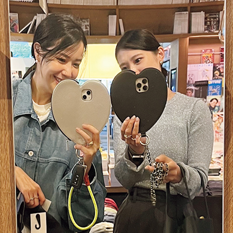 持ってるだけで盛れる！ハート形の『大きめスマホケース』が人気急浮上