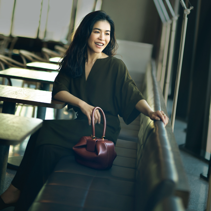 スタイリスト辻 直子さんの定番は「持つだけで私らしくなる」ワン