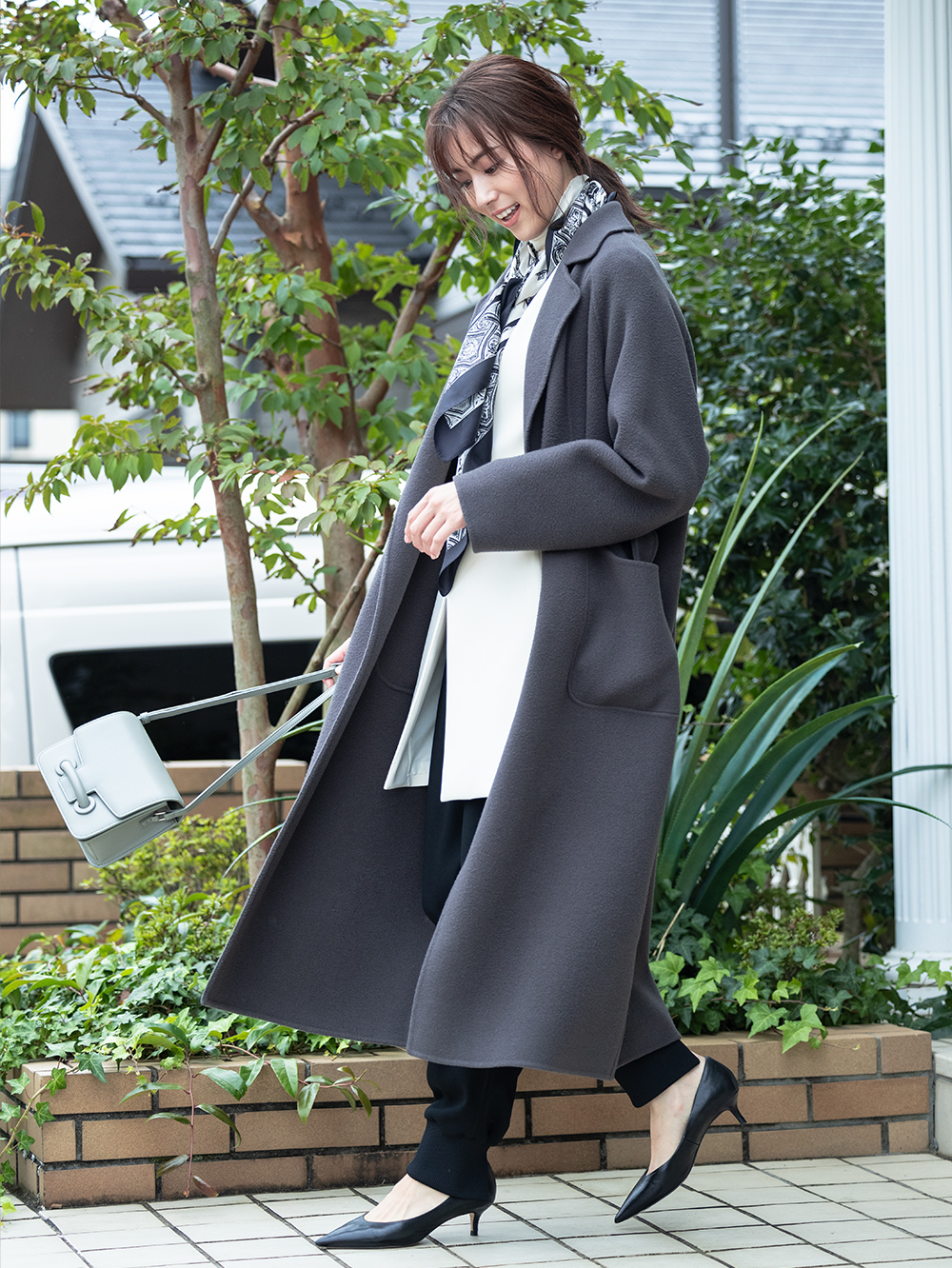 ジャケットの上から羽織ってもサマになる ローブコートで凛とした印象