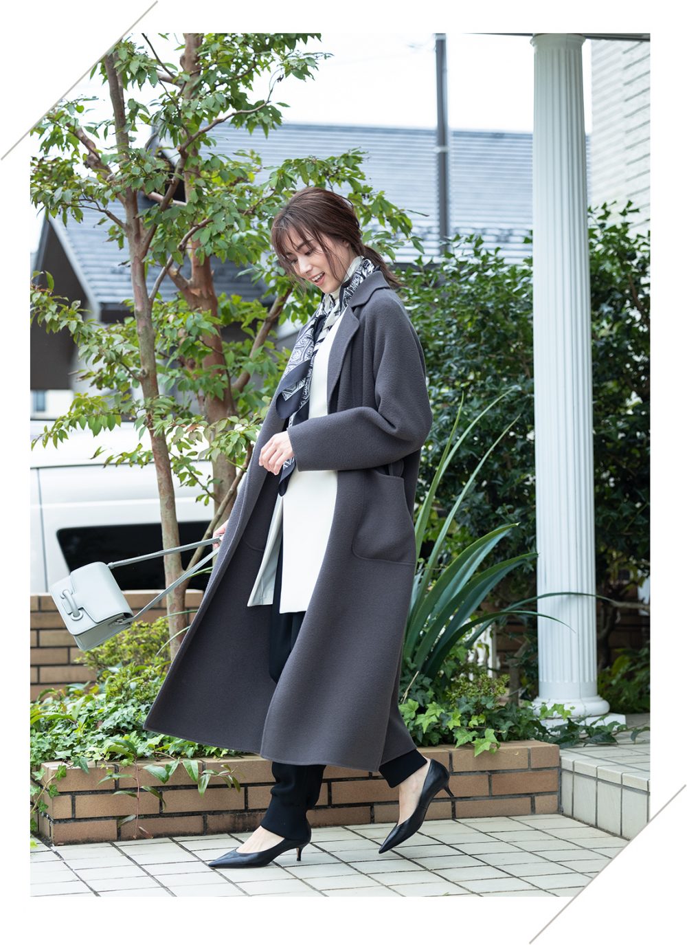 ジャケットの上から羽織ってもサマになる ローブコートで凛とした印象