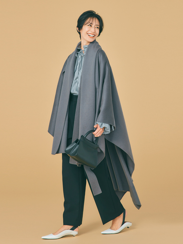 今「ポンチョ」がオシャレ！きちんと見えコーデ4選 | VERY