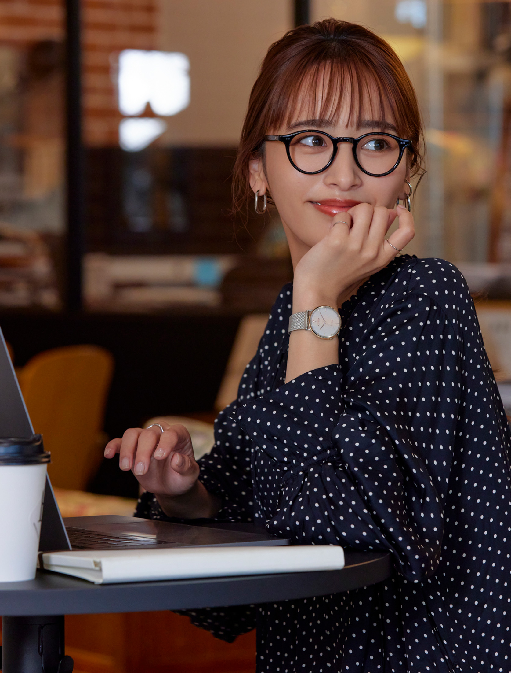 近藤千尋さんが着こなす！ マルチタスクなママが選ぶ2wayウオッチ | VERY