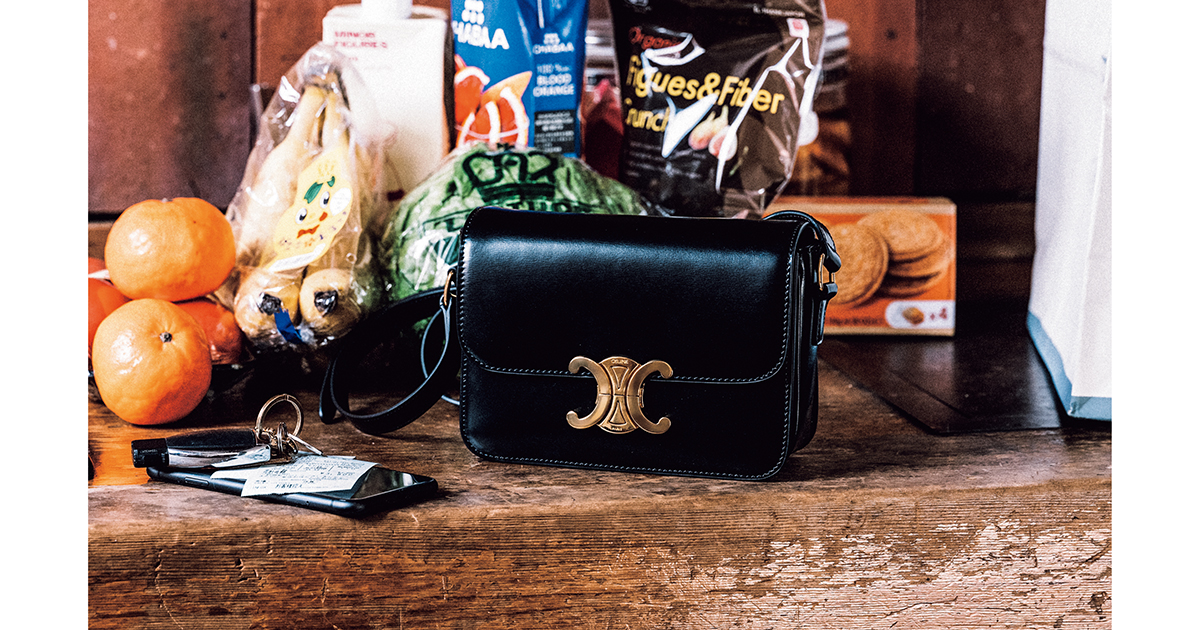 セリーヌ】“週7持ちたい黒バッグ”は「トリオンフ」に決定！ | VERY