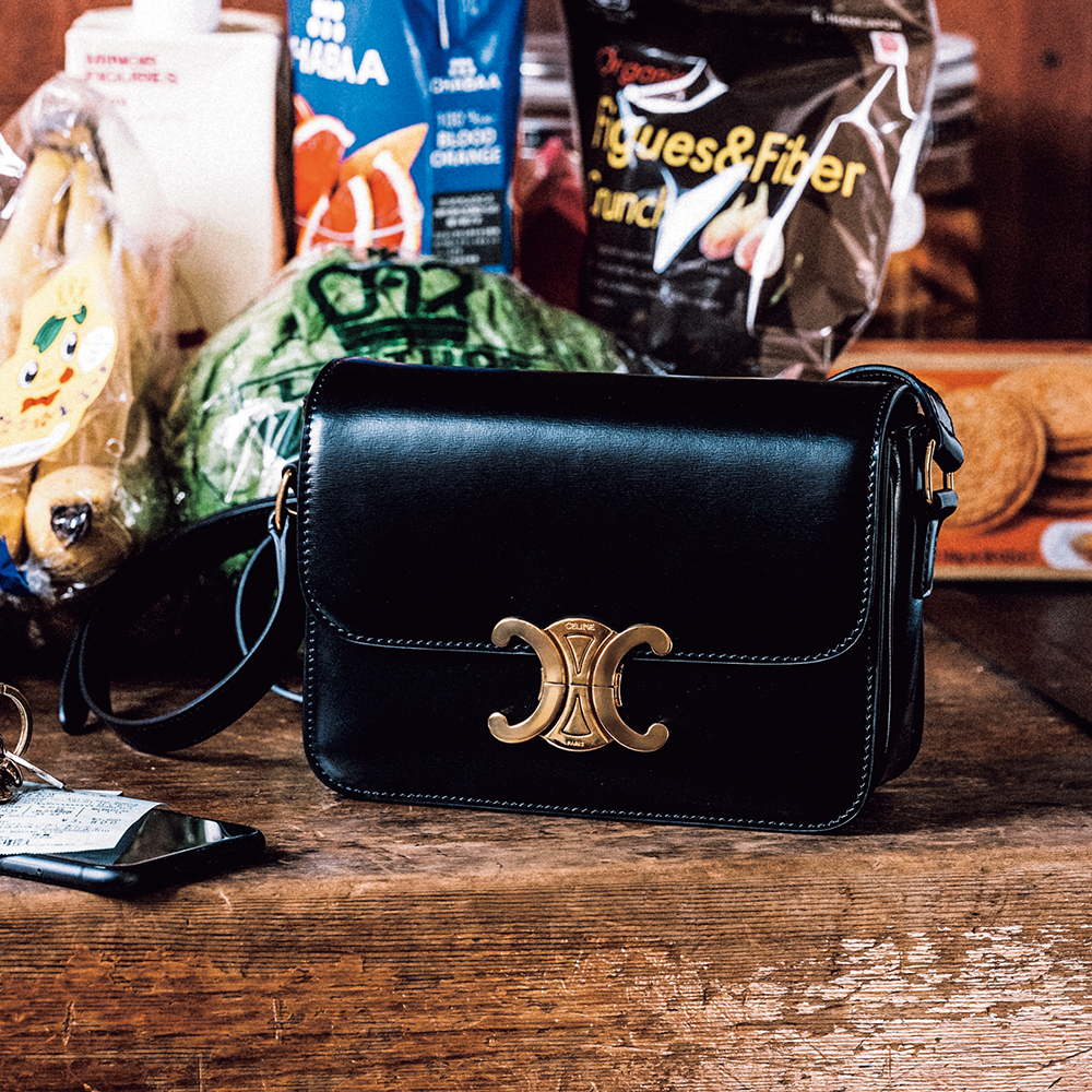 セリーヌ】“週7持ちたい黒バッグ”は「トリオンフ」に決定！ | VERY