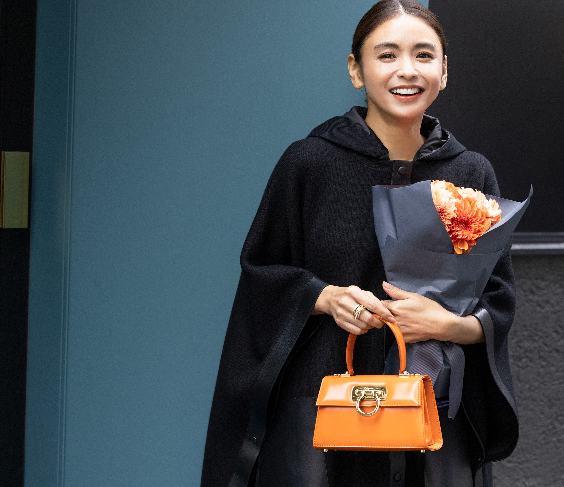 滝沢眞規子さんの「HOLIDAYブラックスタイル」5days | VERY NaVY