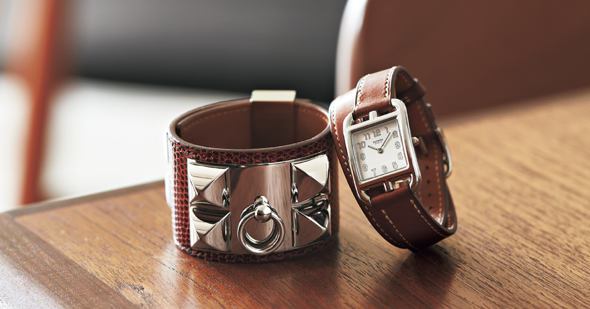 エルメス手元コーデ】二重巻き時計×レザーバングルの印象的