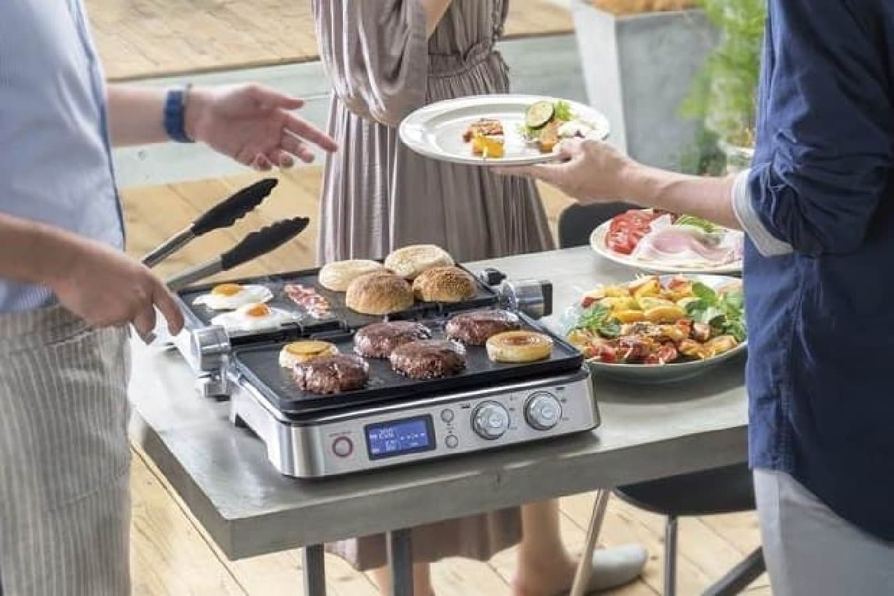 デロンギから本格的な“グリル料理”が楽しめる卓上調理家電2種--家族や
