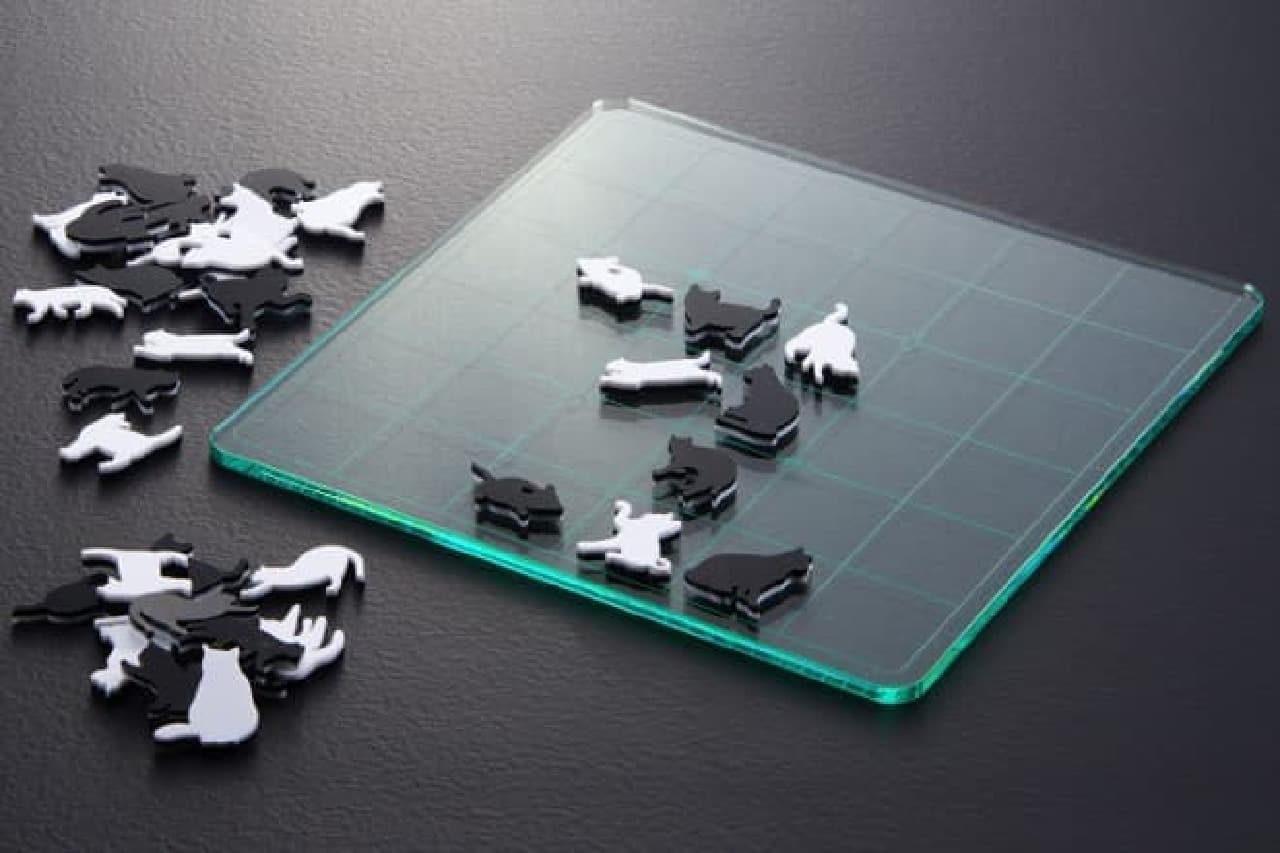 白猫と黒猫がコマになった「オセロ」がかわいいと話題 [インターネット