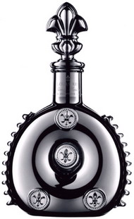 光の加減で色が変化!?――バカラ製のボトルに入った高級ブランデー「ルイ