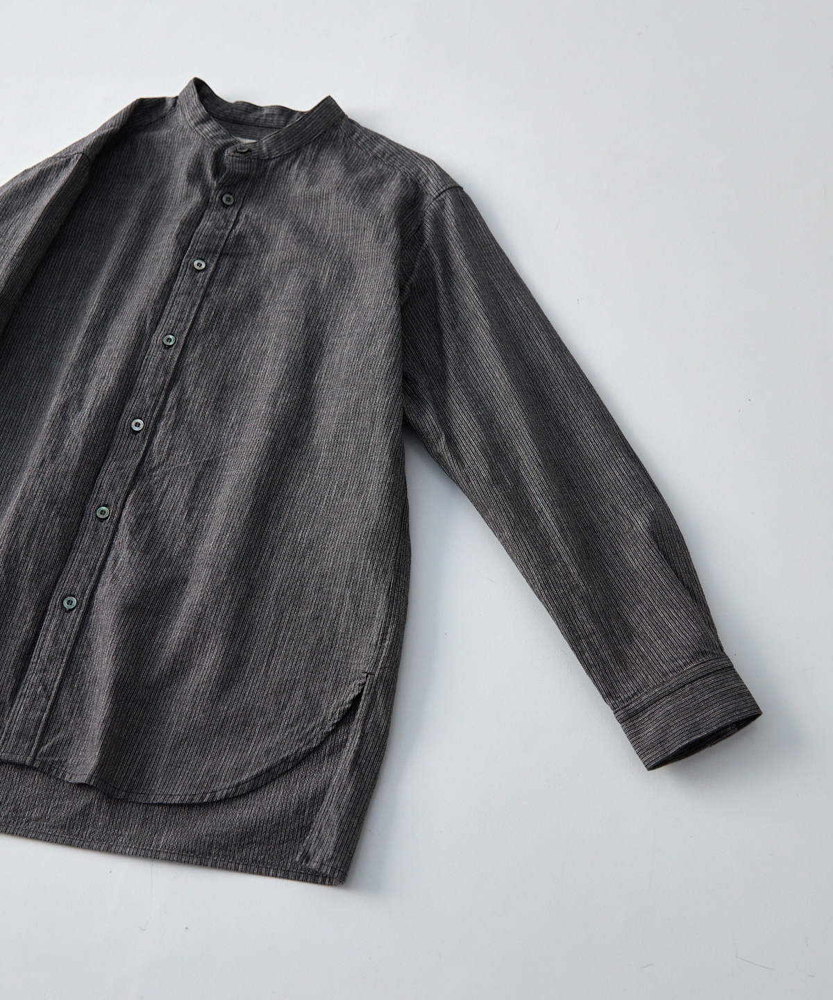 先染めコットン 杢ストライプ バンドカラーシャツ｜nest Robe