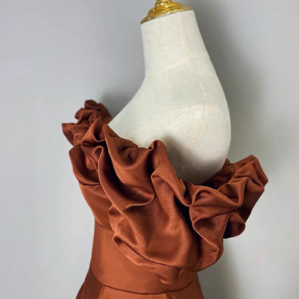 送料無料】モードカラー:オフショルダーサテンドレステラコッタ