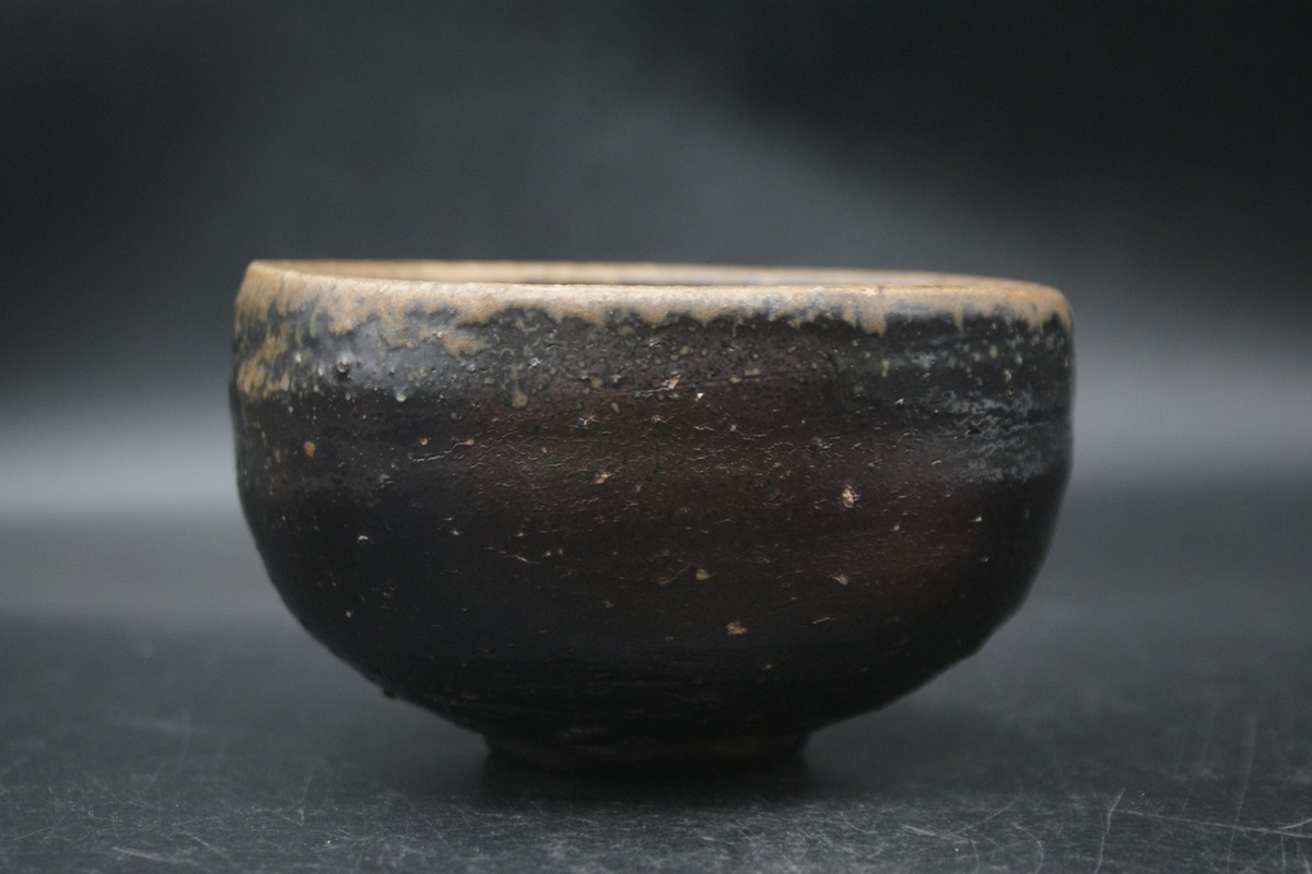 人間国宝》伊勢﨑 淳 作 備前 黒茶碗（桐箱後日） | 陶備堂オンライン