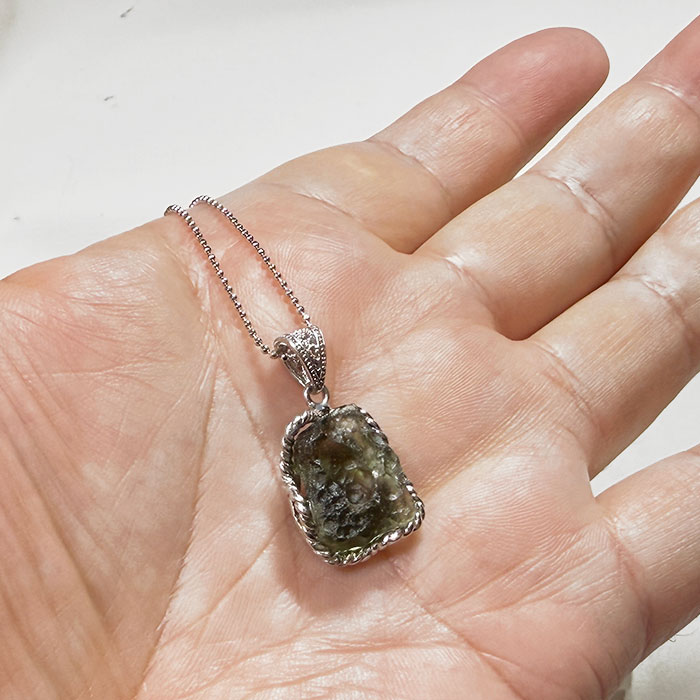 楽天市場】【10％OFF】モルダバイト ペンダントトップ【鑑別書付き