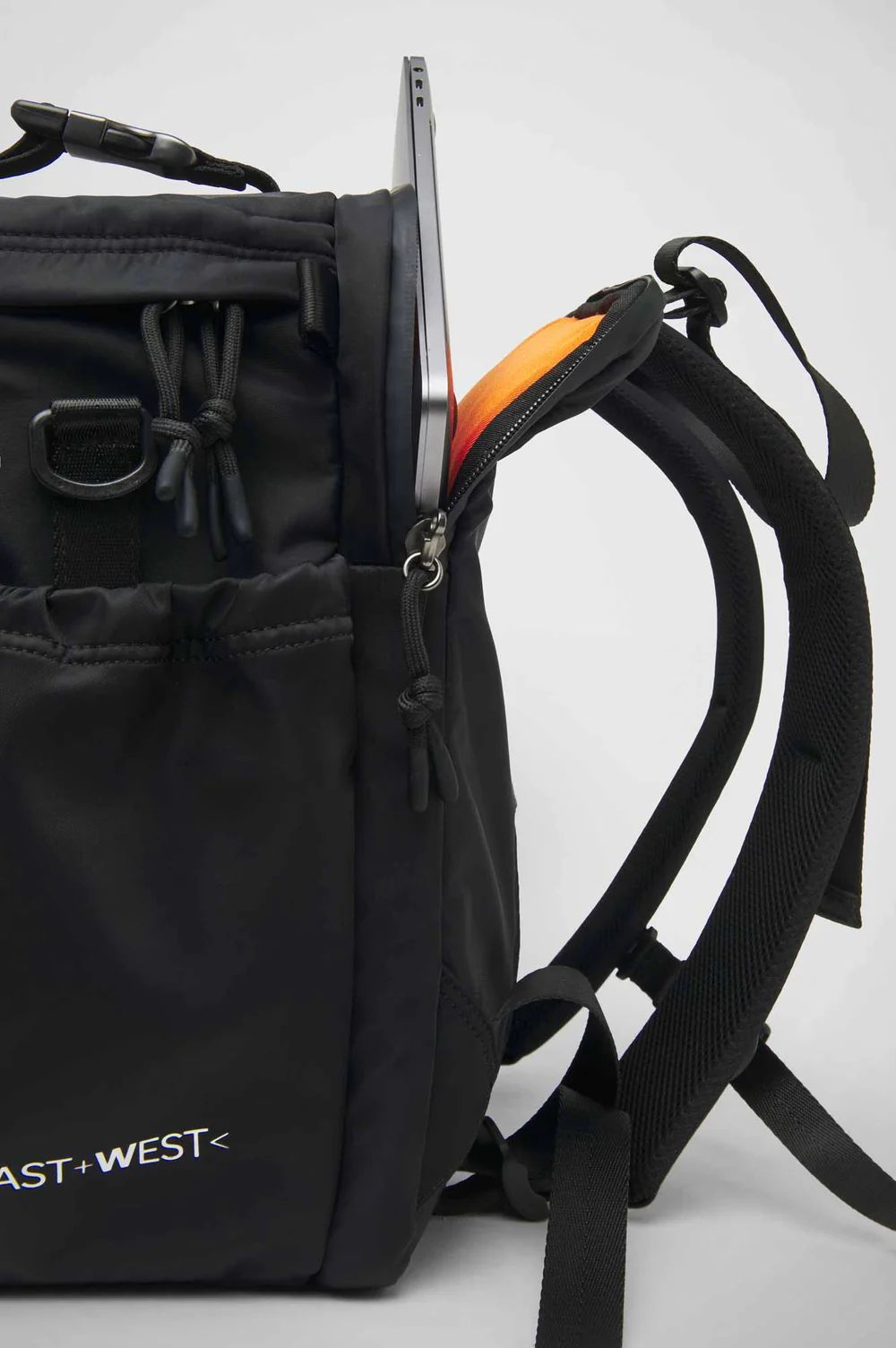 DONE! - East+West Nylon M (ブラック) ナイロン バックパック | 4.444glad