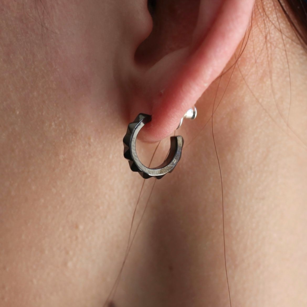 GARNI - 【残り一点】Multiple Studs Pierce(BLACK) | ACRMTSM ONLINE