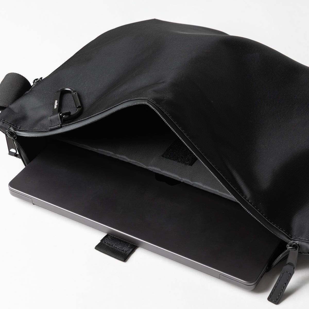 meltum - 【再販売通知受付可能】Nylon Messenger Bag(M) | ACRMTSM